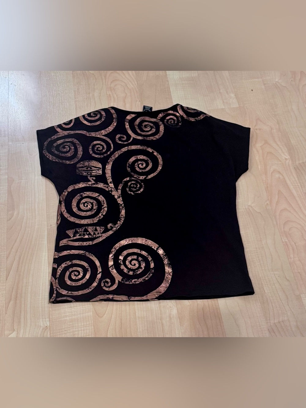 Gustav Klimt-inspired black tee with copper swirls (XL) - Picture 5 of 11